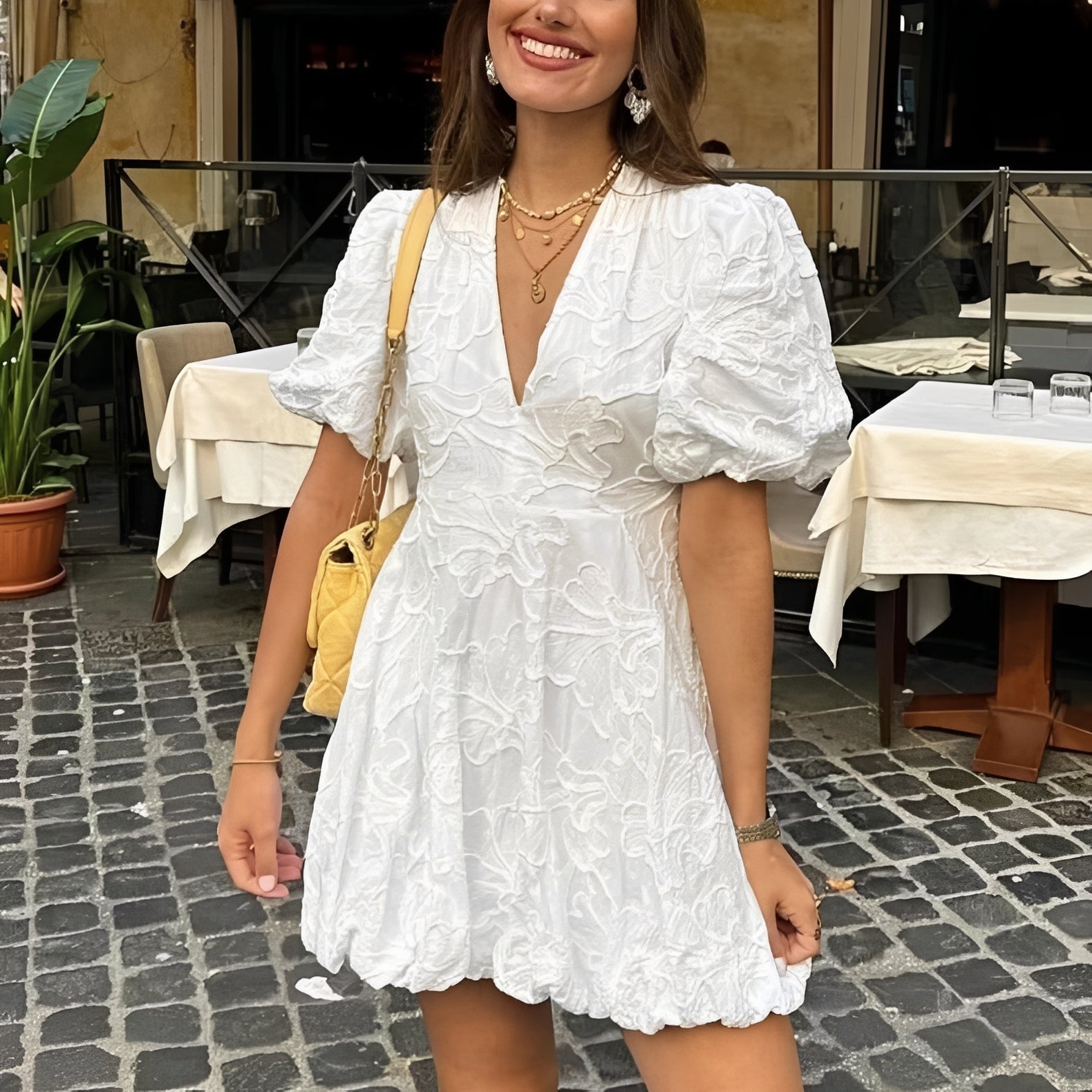 Claudia - Petite Robe Chic avec Broderies