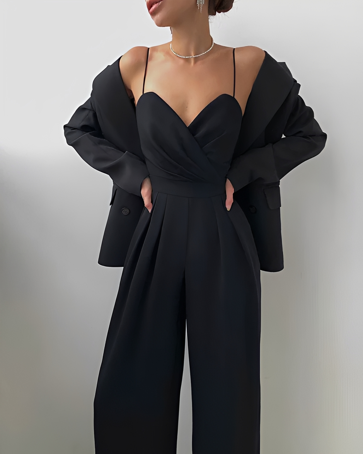 Rebecca - Tenue Élégante et Sophistiquée