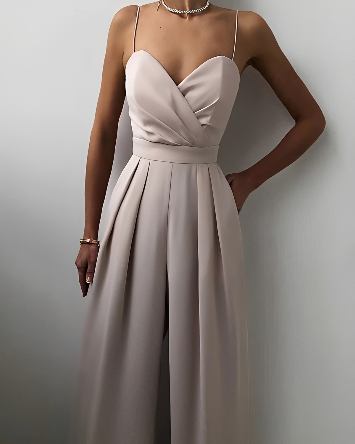 Rebecca - Tenue Élégante et Sophistiquée