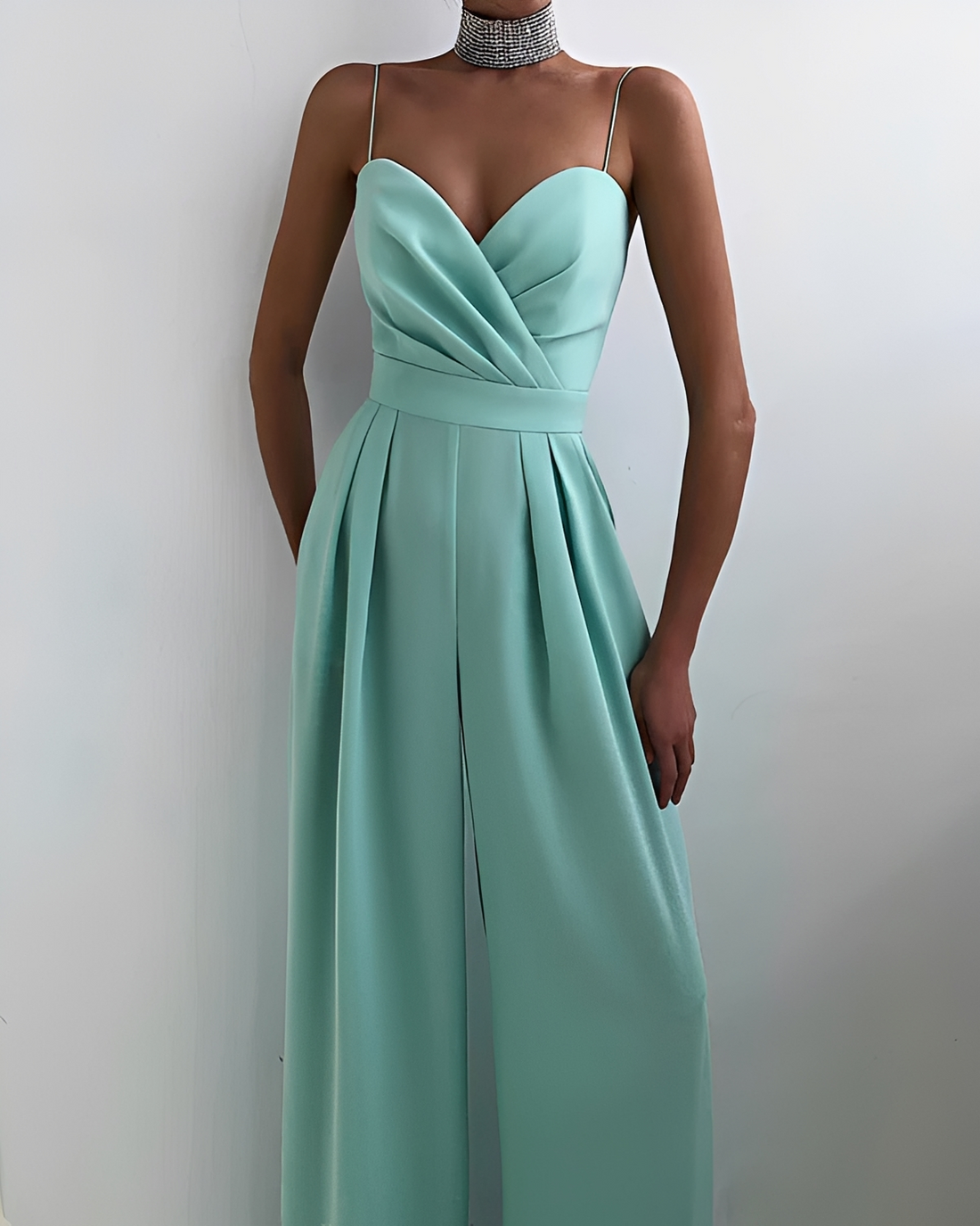 Rebecca - Tenue Élégante et Sophistiquée