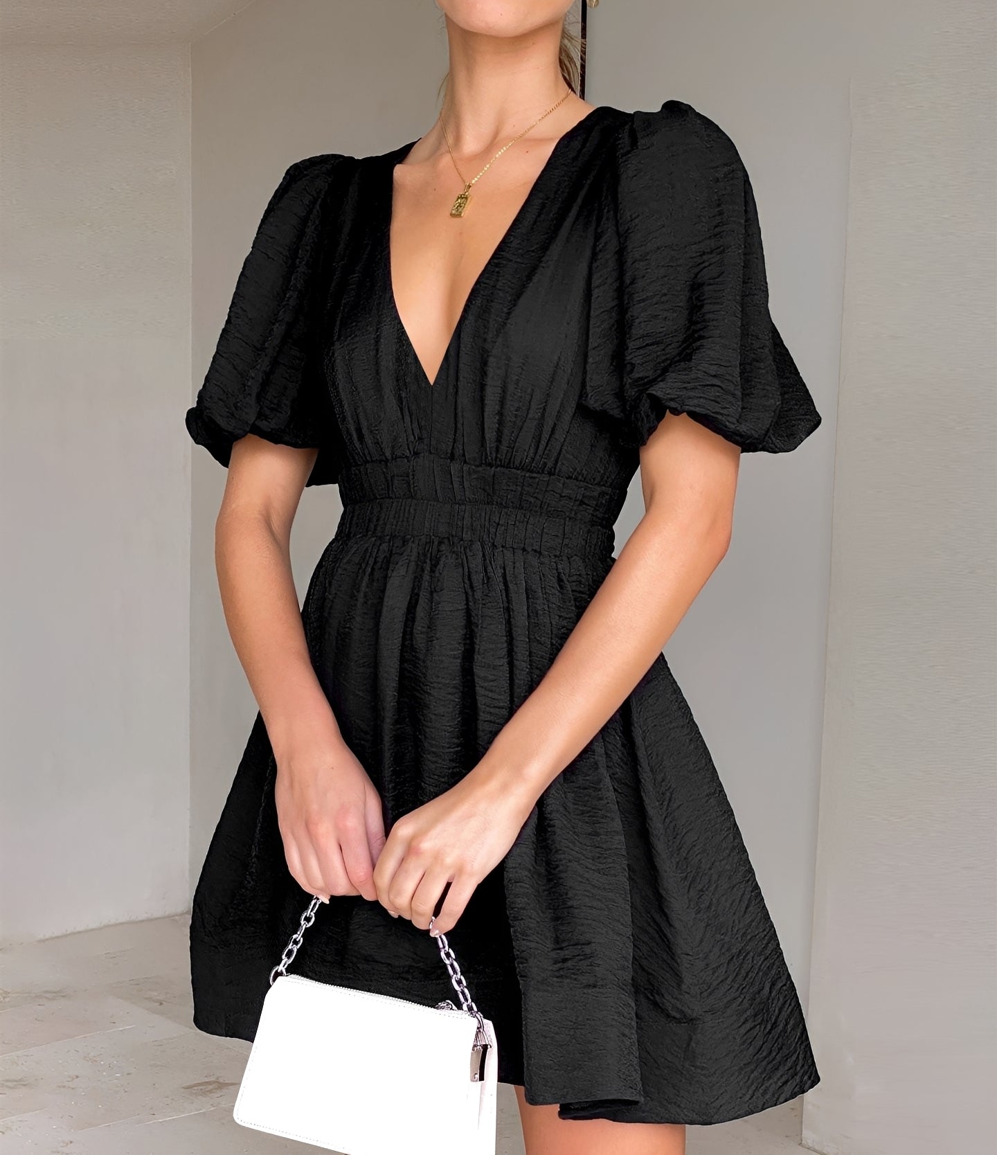 Caroline - Robe Courte Sophistiquée